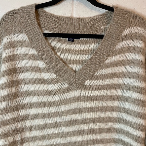 American Eagle Sweater Tan Cream Stripe Fuzzy Soft V-Neck Size Medium - Picture 2 of 9